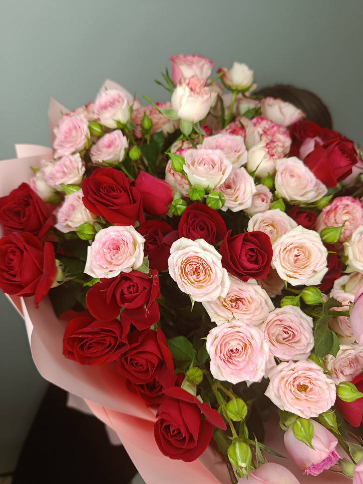 Букет из 21 кустовой розы микс