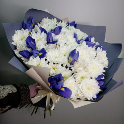 Букет с Кустовой Хризантемой и Ирисами