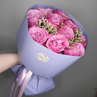 Букет из 11 роз QUEEN CROWN с лимониумом