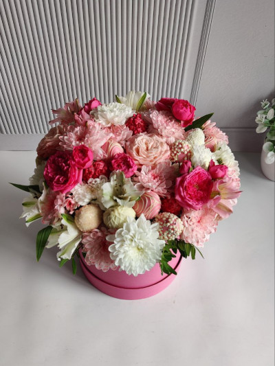 Коробочка с клубникой «Розовая симфония»