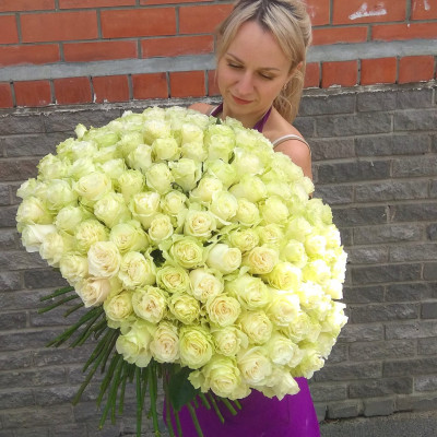 Букет из 135 белых роз 60 см 