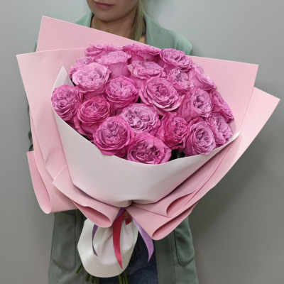 Букет из 21 пионовидной розы QUEEN CROWN