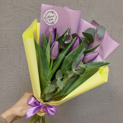 Букет из 5 сиреневых тюльпанов с эвкалиптом
