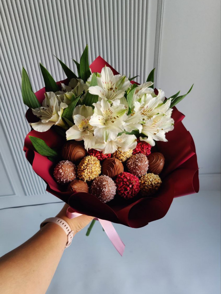 Букет «Цветочно-клубничный дуэт»